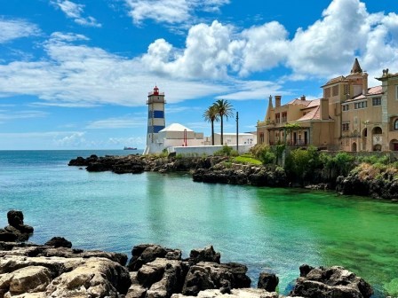 Der Leuchtturm von Santa Marta liegt südlich des Zentrums von Cascais im Distrikt Lissabon