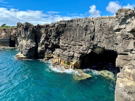 Das Wasser des Atlantiks hat Zugang zum tiefen Grund der Schlucht der Küstenklippen