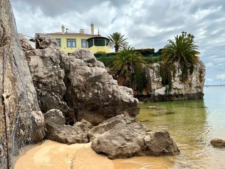 Der Strand Praia da Rainha im Zentrum der Stadt Cascais, mit direktem Zugang von der Rua Frederico de Arouca