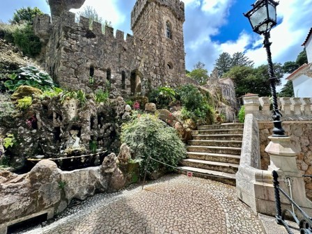 Nebengebäude des Palastes Quinta da Regaleira unweit der historischen Altstadt von Sintra