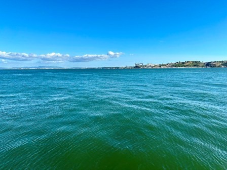 Fahrt mit dem Fährschiff über die Mündung des Tejo zu dem am Lissabon gegenüberliegenden Ufer