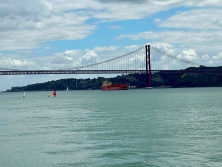 Die Ponte 25 de Abril (Brücke des 25. April) ist eine Hängebrücke, die Lissabon mit Almada verbindet