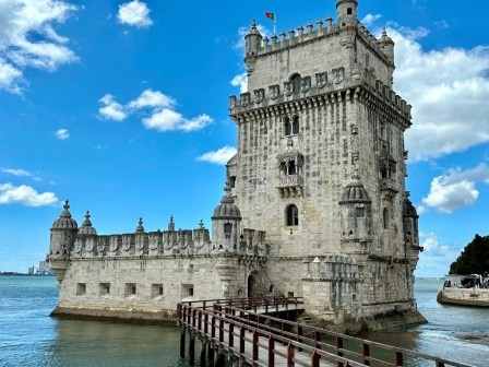 Der Torre de Belém ist eines der bekanntesten Wahrzeichen Lissabons und ist dem manuelinischen Stil zuzuordnen