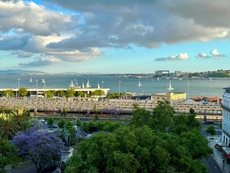 Blick von der Javá Rooftop Bar über den Tejo zum am Lissabon gegenüberliegenden Ufer