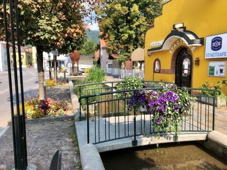 Das 2016 im Zuge der Parkraumgewinnung verkürzte Gerinne am Hauptplatz