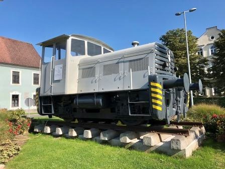 Eine von 1957 bis 2020 im Einsatz gestandene Diesellok beim Kreisverkehr am Bahnhof Köflach